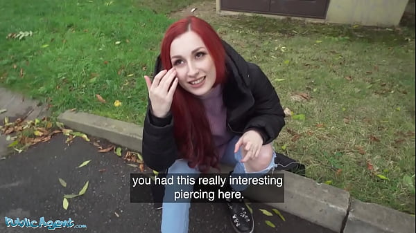 Publiek agent roodharige tiener pronkt met haar gepiercete tieten voor kelderneuk creampie